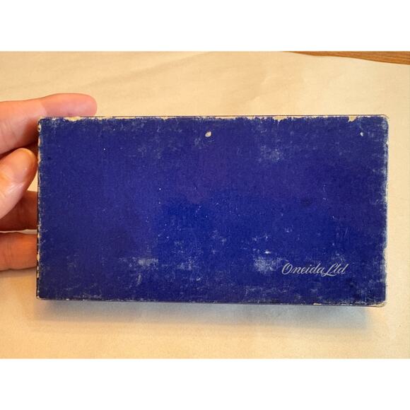 1940's Oneida Corn Holders Set of 8 Fancy Silver Plated Corn on the Cob Holders - Picture 4 of 7